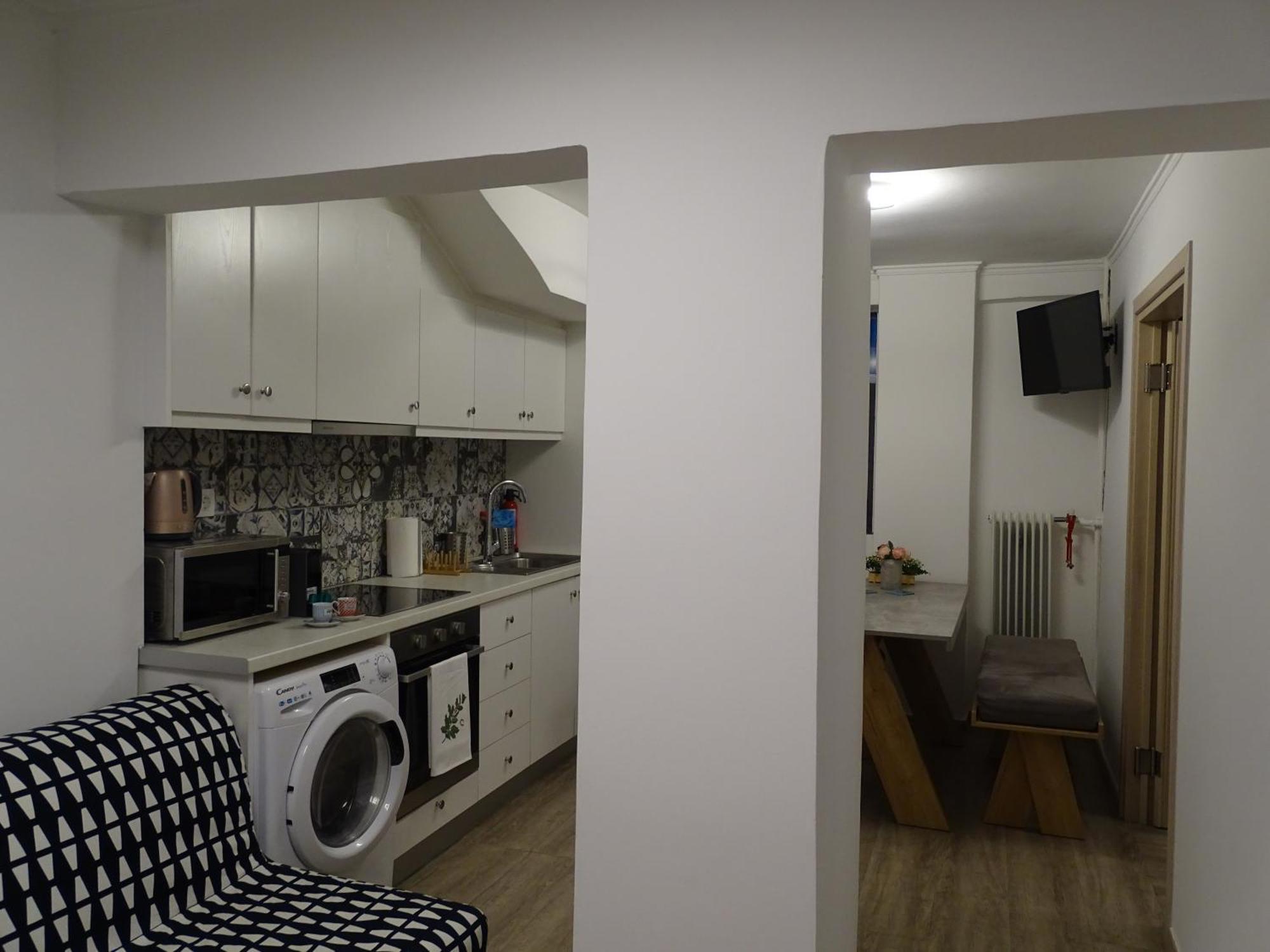 Stylish, Comfortable, Basement Loft-Like Apartment With Amenities Atenas Exterior foto